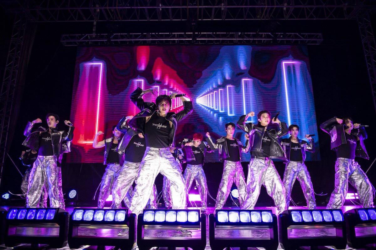 RainbowNewsent's tweet photo. ฮอตข้ามทวีป !! 13 หนุ่ม PIT BABE บินข้ามโลกเซอร์วิสอินเตอร์แฟน MEXICO จุดกระแสความรักทั่วละตินอเมริกา ใน PIT BABE 2 LEVEL UP FAN MEETING IN MEXICO CITY
#PitBabe2
#PitBabeTheSeries2
#PitBabeLevelUpFMinMaxico
สร้างปรากฏการณ์ความฮอตข้ามโลกอย่างน่าภาคภูมิใจให้กับวงการซีรีส์วายไทย สำหรับ PIT BABE 2 LEVEL UP FAN MEETING IN MEXICO CITY ที่ 13 หนุ่มนักแสดงนำจาก “PIT BABE THE SERIES 2” ได้แก่ พูห์ กฤติน ,พาเวล นเรศ , สายลับ เหมวิช , ภณ ธนภณ , ปิง โอบนิธิ, นัท ศุภณัฐ, เบนซ์ อัทธ์ธนิน , กาฟิวส์ พันธุ์ธัช , ไมเคิล เกียรติศักดิ์, ท๊อปเทน ศุภกรณ์, ป๊อป ภัทรพล, ลี อัสรี และมิ้ล ณัฐชนน เดินทางไกลกว่า 20,000 กิโลเมตร ใช้เวลากว่า 30 ชั่วโมง จากประเทศไทยสู่เม็กซิโก เพื่อส่งมอบความสุขเสิร์ฟความสนุกให้กับอินเตอร์แฟนที่รอคอย ซึ่งตั้งแต่ 13 หนุ่ม PIT BABE ลงจากเครื่องบินก็ได้รับการต้อนรับจากอินเตอร์แฟน MEXICO ที่สนามบินอย่างเนืองแน่น นี่คืออีกหนึ่งบทพิสูจน์ถึงความสำเร็จของคอนเทนต์ไทยที่ก้าวไกลสู่ระดับโลก และตอกย้ำว่าพลังของแฟนคลับนั้นไร้พรมแดน
.
เมื่อวันที่ 2 ตุลาคม 2568 ณ สถานที่จัดงาน Circo volador CHANGE2561 ได้จับมือร่วมกับ Ninshi Entertainment จัดงาน PIT BABE 2 LEVEL UP FAN MEETING IN MEXICO CITY ได้รับความสนใจจากสื่อเม็กซิโกที่มาสัมภาษณ์พูดคุยกันอย่างอบอุ่น จากนั้นเริ่มต้นสตาร์ทโมเมนต์ความสนุกกันแบบนันสต็อป โดยทั้ง 13 หนุ่ม PIT BABE ได้ถ่ายทอดความรู้สึกจากข้างในหัวใจผสมผสานเข้ากับโชว์สุดพิเศษผ่านลิสต์เพลงแบบจัดเต็มพร้อมเกมสุดฟิน แถมเอ็นจอยปล่อยเอนเนอจี้ทุกวินาทีกับอินเตอร์แฟน MEXICO นับพันคนเต็มอิ่มไปด้วยรอยยิ้มแห่งความสุข อบอุ่นไปด้วยมวลแห่งความรักกว่า 2 ชั่วโมงเต็ม เรียกเสียงกรี๊ดลั่นสนั่นฮอลล์ตั้งแต่วินาทีแรกกับการโชว์เพลงประกอบซีรีส์ Level Up ที่พาฟินสุดๆ จากนั้นทั้ง 13 หนุ่มได้พาทุกคนไปสนุกกันต่อกับช่วงเวลาแห่งการเล่นเกมใน เก้าอี้ดนตรี ที่เรียกได้ว่าเป็นเกมสุด Classic ในเกมนี้ทุกคนต้องเต้นตามจังหวะเพลงถ้าเพลงหยุดใครที่นั่งเก้าอี้ได้คือผู้ชนะ จากนั้นก็เข้าสู่ช่วงเวลาที่เอาอะไรมาฉุดก็ไม่อยู่กับ 4 หนุ่มขาแดนซ์ ภณ - กาฟิวส์ – ท๊อปเทน - ป็อป ได้ปล่อยพลังล้นทำเอาเวทีแทบลุกเป็นไฟกับสเต็ปขั้นเทพพาทุกคนมามันส์สุดเหวี่ยงกับ "จะ CRAZY (CRAZY OVER YOU)" ก่อนจะกลับมาสู่โหมดเกมซิกเนเจอร์ของเม็กซิกันคือการแข่งกันตีตุ๊กตาให้แตก ใครตีแตกก่อนคนเป็นผู้ชนะ ก่อนส่งไมค์ให้ สายลับ กับ ภณ โชว์เพลง No Hero ทำเอาแฟนๆโยกฟินไปกับความรักที่ฟุ้งกระจายกลายเป็นอีกหนึ่งโมเมนต์พิเศษที่ทำเอาแฟนๆยิ้มไม่หุบ ก่อนจะยกเวทีให้ พูห์ – พาเวล ถ่ายทอดโมเมนต์หวานในเพลง “เอาอยู่” อบอุ่น ละมุนใจ
.
และเมื่อเวลาการเดินทางมาถึงช่วงสุดท้ายเหล่าอินเตอร์แฟน MEXICO ได้ทำวีดีโอแฟนโปรเจกต์ผ่านวิดีโอความทรงจำทำเอาใจฟู พร้อมเซอร์ไพรส์ด้วยวง มารีอาชี (Mariachi) ดนตรีพื้นเมืองที่เป็นเอกลักษณ์ของวัฒนธรรมเม็กซิกันชวนให้ 13 หนุ่ม PIT BABE ยิ้มกว้างไม่หุบ ก่อนแฟนๆ จะยกเค้กมาเซอร์ไพรส์วันเกิดล่วงหน้าให้กับ “ปิง โอบนิธิ” ที่มีวันคล้ายวันเกิดในเดือนตุลาคมนี้ ด้านหนุ่มๆ “PIT BABE” ก็ได้มอบเพลง กอดที ที่สื่อถึงมิตรภาพและความผูกพันอันแน่นแฟ้นกับแฟนๆ ทุกคน ปิดท้ายด้วยช่วงเวลา FAN BENEFIT และถ่ายรูปร่วมกัน เรียกได้ว่าเป็นของขวัญที่ปลื้มปริ่มทั้งหัวใจศิลปินและแฟนคลับ ก่อนขยับสเตชันต่อไป “PIT BABE 2 LEVEL UP FAN MEETING” ที่ประเทศ BRAZIL