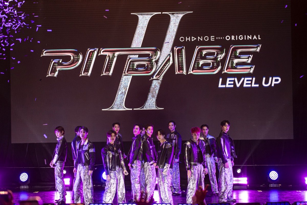 RainbowNewsent's tweet photo. ฮอตข้ามทวีป !! 13 หนุ่ม PIT BABE บินข้ามโลกเซอร์วิสอินเตอร์แฟน MEXICO จุดกระแสความรักทั่วละตินอเมริกา ใน PIT BABE 2 LEVEL UP FAN MEETING IN MEXICO CITY
#PitBabe2
#PitBabeTheSeries2
#PitBabeLevelUpFMinMaxico
สร้างปรากฏการณ์ความฮอตข้ามโลกอย่างน่าภาคภูมิใจให้กับวงการซีรีส์วายไทย สำหรับ PIT BABE 2 LEVEL UP FAN MEETING IN MEXICO CITY ที่ 13 หนุ่มนักแสดงนำจาก “PIT BABE THE SERIES 2” ได้แก่ พูห์ กฤติน ,พาเวล นเรศ , สายลับ เหมวิช , ภณ ธนภณ , ปิง โอบนิธิ, นัท ศุภณัฐ, เบนซ์ อัทธ์ธนิน , กาฟิวส์ พันธุ์ธัช , ไมเคิล เกียรติศักดิ์, ท๊อปเทน ศุภกรณ์, ป๊อป ภัทรพล, ลี อัสรี และมิ้ล ณัฐชนน เดินทางไกลกว่า 20,000 กิโลเมตร ใช้เวลากว่า 30 ชั่วโมง จากประเทศไทยสู่เม็กซิโก เพื่อส่งมอบความสุขเสิร์ฟความสนุกให้กับอินเตอร์แฟนที่รอคอย ซึ่งตั้งแต่ 13 หนุ่ม PIT BABE ลงจากเครื่องบินก็ได้รับการต้อนรับจากอินเตอร์แฟน MEXICO ที่สนามบินอย่างเนืองแน่น นี่คืออีกหนึ่งบทพิสูจน์ถึงความสำเร็จของคอนเทนต์ไทยที่ก้าวไกลสู่ระดับโลก และตอกย้ำว่าพลังของแฟนคลับนั้นไร้พรมแดน
.
เมื่อวันที่ 2 ตุลาคม 2568 ณ สถานที่จัดงาน Circo volador CHANGE2561 ได้จับมือร่วมกับ Ninshi Entertainment จัดงาน PIT BABE 2 LEVEL UP FAN MEETING IN MEXICO CITY ได้รับความสนใจจากสื่อเม็กซิโกที่มาสัมภาษณ์พูดคุยกันอย่างอบอุ่น จากนั้นเริ่มต้นสตาร์ทโมเมนต์ความสนุกกันแบบนันสต็อป โดยทั้ง 13 หนุ่ม PIT BABE ได้ถ่ายทอดความรู้สึกจากข้างในหัวใจผสมผสานเข้ากับโชว์สุดพิเศษผ่านลิสต์เพลงแบบจัดเต็มพร้อมเกมสุดฟิน แถมเอ็นจอยปล่อยเอนเนอจี้ทุกวินาทีกับอินเตอร์แฟน MEXICO นับพันคนเต็มอิ่มไปด้วยรอยยิ้มแห่งความสุข อบอุ่นไปด้วยมวลแห่งความรักกว่า 2 ชั่วโมงเต็ม เรียกเสียงกรี๊ดลั่นสนั่นฮอลล์ตั้งแต่วินาทีแรกกับการโชว์เพลงประกอบซีรีส์ Level Up ที่พาฟินสุดๆ จากนั้นทั้ง 13 หนุ่มได้พาทุกคนไปสนุกกันต่อกับช่วงเวลาแห่งการเล่นเกมใน เก้าอี้ดนตรี ที่เรียกได้ว่าเป็นเกมสุด Classic ในเกมนี้ทุกคนต้องเต้นตามจังหวะเพลงถ้าเพลงหยุดใครที่นั่งเก้าอี้ได้คือผู้ชนะ จากนั้นก็เข้าสู่ช่วงเวลาที่เอาอะไรมาฉุดก็ไม่อยู่กับ 4 หนุ่มขาแดนซ์ ภณ - กาฟิวส์ – ท๊อปเทน - ป็อป ได้ปล่อยพลังล้นทำเอาเวทีแทบลุกเป็นไฟกับสเต็ปขั้นเทพพาทุกคนมามันส์สุดเหวี่ยงกับ "จะ CRAZY (CRAZY OVER YOU)" ก่อนจะกลับมาสู่โหมดเกมซิกเนเจอร์ของเม็กซิกันคือการแข่งกันตีตุ๊กตาให้แตก ใครตีแตกก่อนคนเป็นผู้ชนะ ก่อนส่งไมค์ให้ สายลับ กับ ภณ โชว์เพลง No Hero ทำเอาแฟนๆโยกฟินไปกับความรักที่ฟุ้งกระจายกลายเป็นอีกหนึ่งโมเมนต์พิเศษที่ทำเอาแฟนๆยิ้มไม่หุบ ก่อนจะยกเวทีให้ พูห์ – พาเวล ถ่ายทอดโมเมนต์หวานในเพลง “เอาอยู่” อบอุ่น ละมุนใจ
.
และเมื่อเวลาการเดินทางมาถึงช่วงสุดท้ายเหล่าอินเตอร์แฟน MEXICO ได้ทำวีดีโอแฟนโปรเจกต์ผ่านวิดีโอความทรงจำทำเอาใจฟู พร้อมเซอร์ไพรส์ด้วยวง มารีอาชี (Mariachi) ดนตรีพื้นเมืองที่เป็นเอกลักษณ์ของวัฒนธรรมเม็กซิกันชวนให้ 13 หนุ่ม PIT BABE ยิ้มกว้างไม่หุบ ก่อนแฟนๆ จะยกเค้กมาเซอร์ไพรส์วันเกิดล่วงหน้าให้กับ “ปิง โอบนิธิ” ที่มีวันคล้ายวันเกิดในเดือนตุลาคมนี้ ด้านหนุ่มๆ “PIT BABE” ก็ได้มอบเพลง กอดที ที่สื่อถึงมิตรภาพและความผูกพันอันแน่นแฟ้นกับแฟนๆ ทุกคน ปิดท้ายด้วยช่วงเวลา FAN BENEFIT และถ่ายรูปร่วมกัน เรียกได้ว่าเป็นของขวัญที่ปลื้มปริ่มทั้งหัวใจศิลปินและแฟนคลับ ก่อนขยับสเตชันต่อไป “PIT BABE 2 LEVEL UP FAN MEETING” ที่ประเทศ BRAZIL