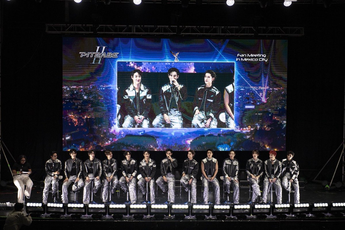 RainbowNewsent's tweet photo. ฮอตข้ามทวีป !! 13 หนุ่ม PIT BABE บินข้ามโลกเซอร์วิสอินเตอร์แฟน MEXICO จุดกระแสความรักทั่วละตินอเมริกา ใน PIT BABE 2 LEVEL UP FAN MEETING IN MEXICO CITY
#PitBabe2
#PitBabeTheSeries2
#PitBabeLevelUpFMinMaxico
สร้างปรากฏการณ์ความฮอตข้ามโลกอย่างน่าภาคภูมิใจให้กับวงการซีรีส์วายไทย สำหรับ PIT BABE 2 LEVEL UP FAN MEETING IN MEXICO CITY ที่ 13 หนุ่มนักแสดงนำจาก “PIT BABE THE SERIES 2” ได้แก่ พูห์ กฤติน ,พาเวล นเรศ , สายลับ เหมวิช , ภณ ธนภณ , ปิง โอบนิธิ, นัท ศุภณัฐ, เบนซ์ อัทธ์ธนิน , กาฟิวส์ พันธุ์ธัช , ไมเคิล เกียรติศักดิ์, ท๊อปเทน ศุภกรณ์, ป๊อป ภัทรพล, ลี อัสรี และมิ้ล ณัฐชนน เดินทางไกลกว่า 20,000 กิโลเมตร ใช้เวลากว่า 30 ชั่วโมง จากประเทศไทยสู่เม็กซิโก เพื่อส่งมอบความสุขเสิร์ฟความสนุกให้กับอินเตอร์แฟนที่รอคอย ซึ่งตั้งแต่ 13 หนุ่ม PIT BABE ลงจากเครื่องบินก็ได้รับการต้อนรับจากอินเตอร์แฟน MEXICO ที่สนามบินอย่างเนืองแน่น นี่คืออีกหนึ่งบทพิสูจน์ถึงความสำเร็จของคอนเทนต์ไทยที่ก้าวไกลสู่ระดับโลก และตอกย้ำว่าพลังของแฟนคลับนั้นไร้พรมแดน
.
เมื่อวันที่ 2 ตุลาคม 2568 ณ สถานที่จัดงาน Circo volador CHANGE2561 ได้จับมือร่วมกับ Ninshi Entertainment จัดงาน PIT BABE 2 LEVEL UP FAN MEETING IN MEXICO CITY ได้รับความสนใจจากสื่อเม็กซิโกที่มาสัมภาษณ์พูดคุยกันอย่างอบอุ่น จากนั้นเริ่มต้นสตาร์ทโมเมนต์ความสนุกกันแบบนันสต็อป โดยทั้ง 13 หนุ่ม PIT BABE ได้ถ่ายทอดความรู้สึกจากข้างในหัวใจผสมผสานเข้ากับโชว์สุดพิเศษผ่านลิสต์เพลงแบบจัดเต็มพร้อมเกมสุดฟิน แถมเอ็นจอยปล่อยเอนเนอจี้ทุกวินาทีกับอินเตอร์แฟน MEXICO นับพันคนเต็มอิ่มไปด้วยรอยยิ้มแห่งความสุข อบอุ่นไปด้วยมวลแห่งความรักกว่า 2 ชั่วโมงเต็ม เรียกเสียงกรี๊ดลั่นสนั่นฮอลล์ตั้งแต่วินาทีแรกกับการโชว์เพลงประกอบซีรีส์ Level Up ที่พาฟินสุดๆ จากนั้นทั้ง 13 หนุ่มได้พาทุกคนไปสนุกกันต่อกับช่วงเวลาแห่งการเล่นเกมใน เก้าอี้ดนตรี ที่เรียกได้ว่าเป็นเกมสุด Classic ในเกมนี้ทุกคนต้องเต้นตามจังหวะเพลงถ้าเพลงหยุดใครที่นั่งเก้าอี้ได้คือผู้ชนะ จากนั้นก็เข้าสู่ช่วงเวลาที่เอาอะไรมาฉุดก็ไม่อยู่กับ 4 หนุ่มขาแดนซ์ ภณ - กาฟิวส์ – ท๊อปเทน - ป็อป ได้ปล่อยพลังล้นทำเอาเวทีแทบลุกเป็นไฟกับสเต็ปขั้นเทพพาทุกคนมามันส์สุดเหวี่ยงกับ "จะ CRAZY (CRAZY OVER YOU)" ก่อนจะกลับมาสู่โหมดเกมซิกเนเจอร์ของเม็กซิกันคือการแข่งกันตีตุ๊กตาให้แตก ใครตีแตกก่อนคนเป็นผู้ชนะ ก่อนส่งไมค์ให้ สายลับ กับ ภณ โชว์เพลง No Hero ทำเอาแฟนๆโยกฟินไปกับความรักที่ฟุ้งกระจายกลายเป็นอีกหนึ่งโมเมนต์พิเศษที่ทำเอาแฟนๆยิ้มไม่หุบ ก่อนจะยกเวทีให้ พูห์ – พาเวล ถ่ายทอดโมเมนต์หวานในเพลง “เอาอยู่” อบอุ่น ละมุนใจ
.
และเมื่อเวลาการเดินทางมาถึงช่วงสุดท้ายเหล่าอินเตอร์แฟน MEXICO ได้ทำวีดีโอแฟนโปรเจกต์ผ่านวิดีโอความทรงจำทำเอาใจฟู พร้อมเซอร์ไพรส์ด้วยวง มารีอาชี (Mariachi) ดนตรีพื้นเมืองที่เป็นเอกลักษณ์ของวัฒนธรรมเม็กซิกันชวนให้ 13 หนุ่ม PIT BABE ยิ้มกว้างไม่หุบ ก่อนแฟนๆ จะยกเค้กมาเซอร์ไพรส์วันเกิดล่วงหน้าให้กับ “ปิง โอบนิธิ” ที่มีวันคล้ายวันเกิดในเดือนตุลาคมนี้ ด้านหนุ่มๆ “PIT BABE” ก็ได้มอบเพลง กอดที ที่สื่อถึงมิตรภาพและความผูกพันอันแน่นแฟ้นกับแฟนๆ ทุกคน ปิดท้ายด้วยช่วงเวลา FAN BENEFIT และถ่ายรูปร่วมกัน เรียกได้ว่าเป็นของขวัญที่ปลื้มปริ่มทั้งหัวใจศิลปินและแฟนคลับ ก่อนขยับสเตชันต่อไป “PIT BABE 2 LEVEL UP FAN MEETING” ที่ประเทศ BRAZIL