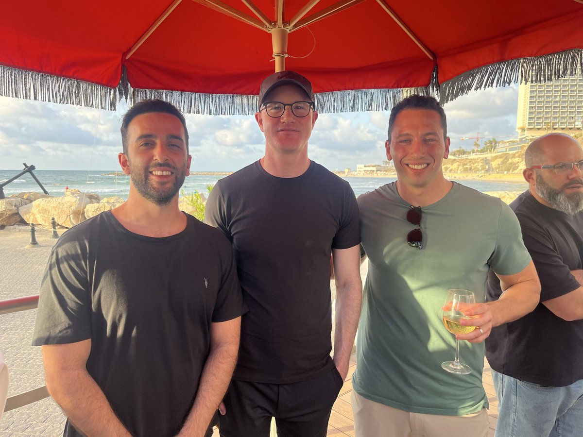 0xTechDean's tweet image. Met @brian_armstrong yesterday, incredible to connect with one of the true builders in crypto. Coinbase Ventures believed in us early, and they continue to be amazing partners on this journey.