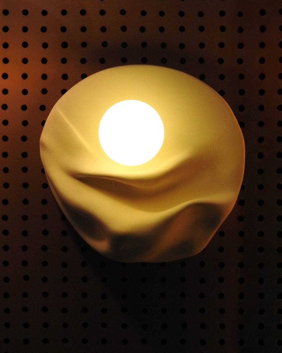 myhomecanvas's tweet image. Monday mornings feel softer under this glow ✨

The Folds Wall Sconce blends sculptural curves and hand-crafted finesse, turning light into art. Gentle folds cast calming shadows, easing you into the week with warmth and elegance. 🌿 
#MorningGlow #DesignInLight #homecanvas