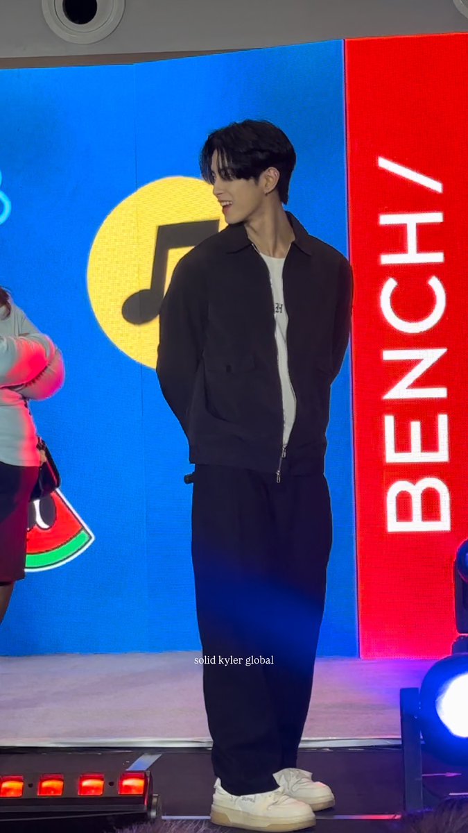 [🌟]

☺️🤏

LIVE AND SIGNED WITH HORI7ON

#BENCHxHORI7ONFanSignEvent
#HORI7ON #호라이즌
#HORI7ON_KYLER 
<a href="/HORI7ONofficial/">HORI7ONofficial</a>
<a href="/benchtm/">BENCH/</a>