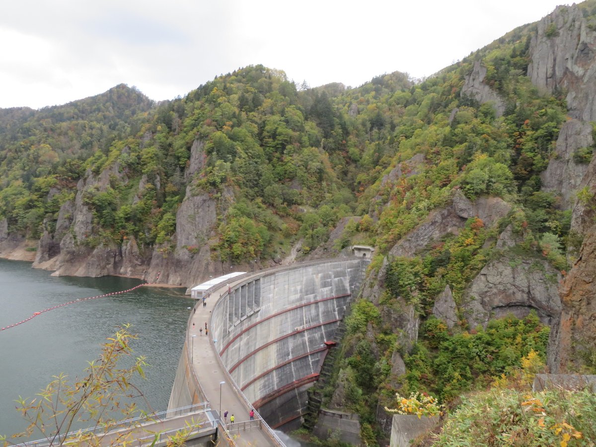【🍁今日の豊平峡 🍁】　　
10月6日（月）の ＃豊平峡ダム です！　

気温が下がる予報のため、防寒対策をして
ご来場ください！

◎4分咲き

※豊平峡ダムにお越しの際は、＃電気バス（有料）の
    乗り換えが必要となります。
　・10／1から値上がりしました。
　houheikyou.jp/service/

#紅葉