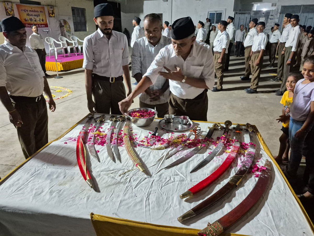 pareshshera's tweet image. રાષ્ટ્રીય સ્વયંસેવક સંઘ (RSS )ગોંડલ તાલુકો વિજયા દશમી ઉત્સવ તથા શસ્ત્ર પૂજન કાર્યક્રમ પંચાયત ચોક મોવિયા ખાતે સંપન 🚩🙏
#RSS100Years
#RSSorg 
#RashtriyaSwayamsevakSangh