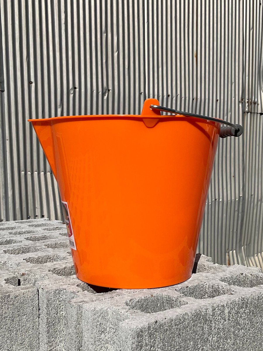 obarakko's tweet photo. 🌟新商品のご案内🌟

リス興業・ラバケット14L

✅軽量＆丈夫で扱いやすい
✅内側にメモリ付きで軽量ラクラク
✅注ぎ口付きで注ぎやすい  

SLを流すときにとっても便利❣
ぜひお試しください✨

#左官 #セルフレベリング #土間 #便利グッズ 
＃おすすめアイテム #リス興業 https://t.co/puGNPEWw8w