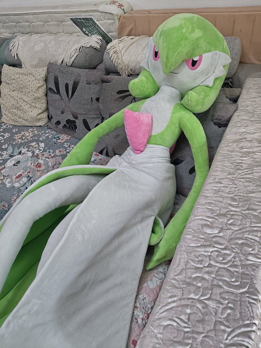 BetterCallKira's tweet photo. Finally got my Life-sized Gardevoir Plush https://t.co/8kV7Vfnj9D