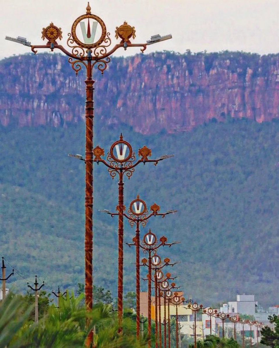 iSupriya9's tweet photo. Street lights of Tirupati ✨✨ https://t.co/PJsW9yphcf