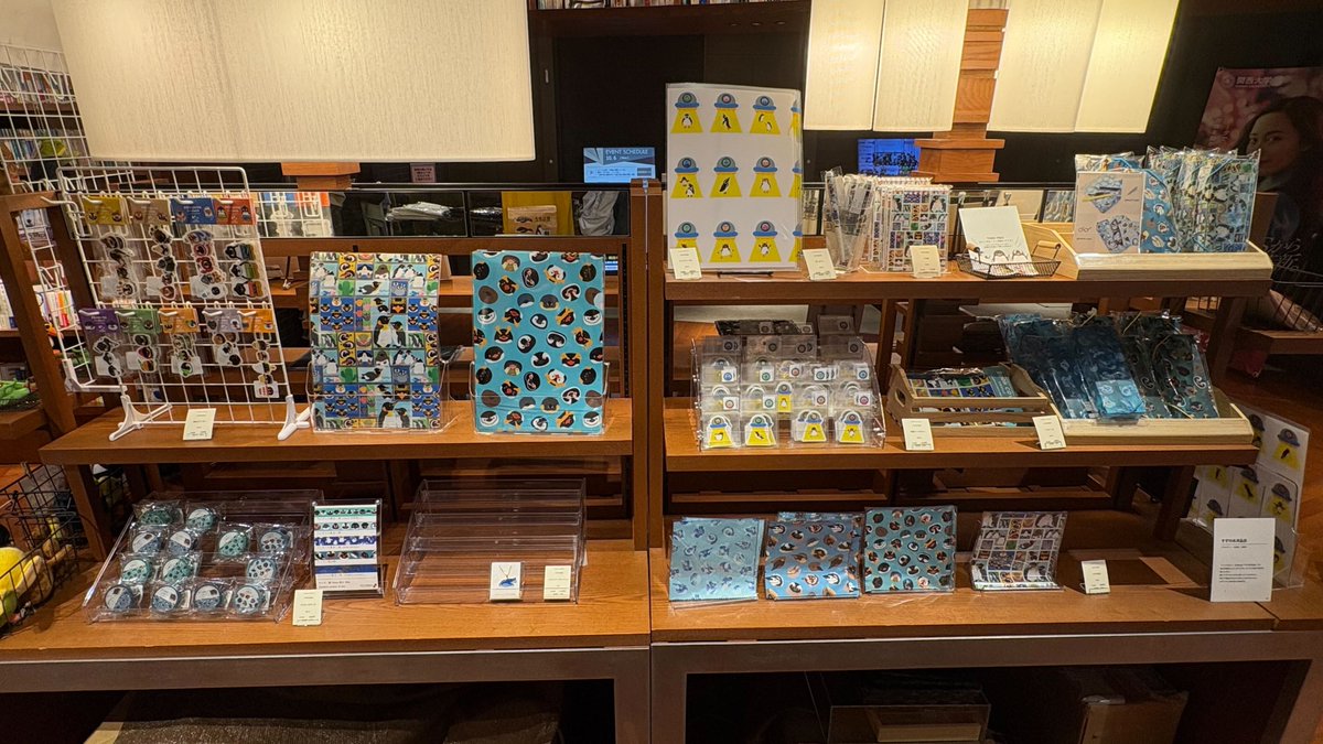 penguin_bazaar's tweet photo. TSUTAYA BOOKSTORE 梅田MeRISEさんより、本日6日お昼前の売場の画像を送っていただきました。（その1） 
#ペンバザ梅田 https://t.co/xVZD1HuSLo