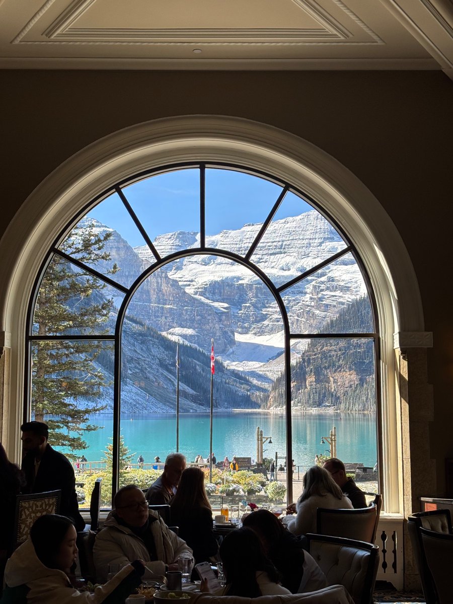 bauttista's tweet photo. Lake Louise. https://t.co/TR48IpiCyO