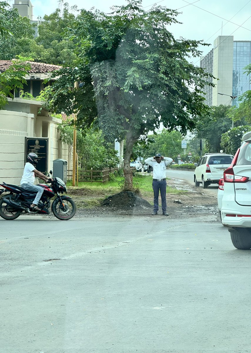 dewangmodi's tweet photo. Standing on the side and doing time pass during peak traffic hours at Channalal Joshi X roads. This is the state of affairs at most traffic junctions without traffic lights. 
@AhmedabadPolice https://t.co/DHJhzFPHrF