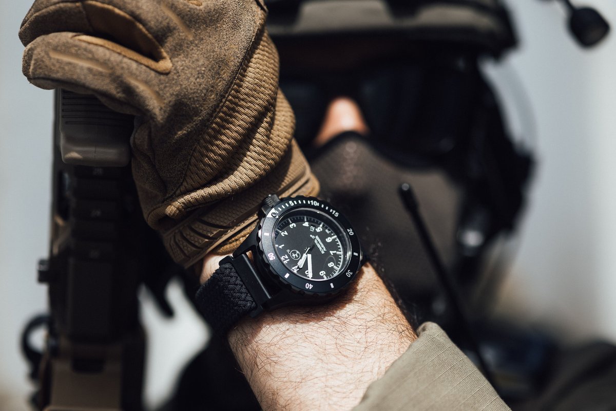 Bombfrog's tweet image. 🇩🇪 Schwarz wie die Nacht. Stark wie der Wille.
Präzise wie der Moment, in dem alles zählt.
Die 𝗕𝗧-𝟮𝟱 – getragen von denen, die schützen, wenn es darauf ankommt.
𝗕𝘂𝗶𝗹𝘁 𝗳𝗼𝗿 𝘁𝗵𝗼𝘀𝗲 𝘄𝗵𝗼 𝗽𝗿𝗼𝘁𝗲𝗰𝘁.
🔱💣🐸