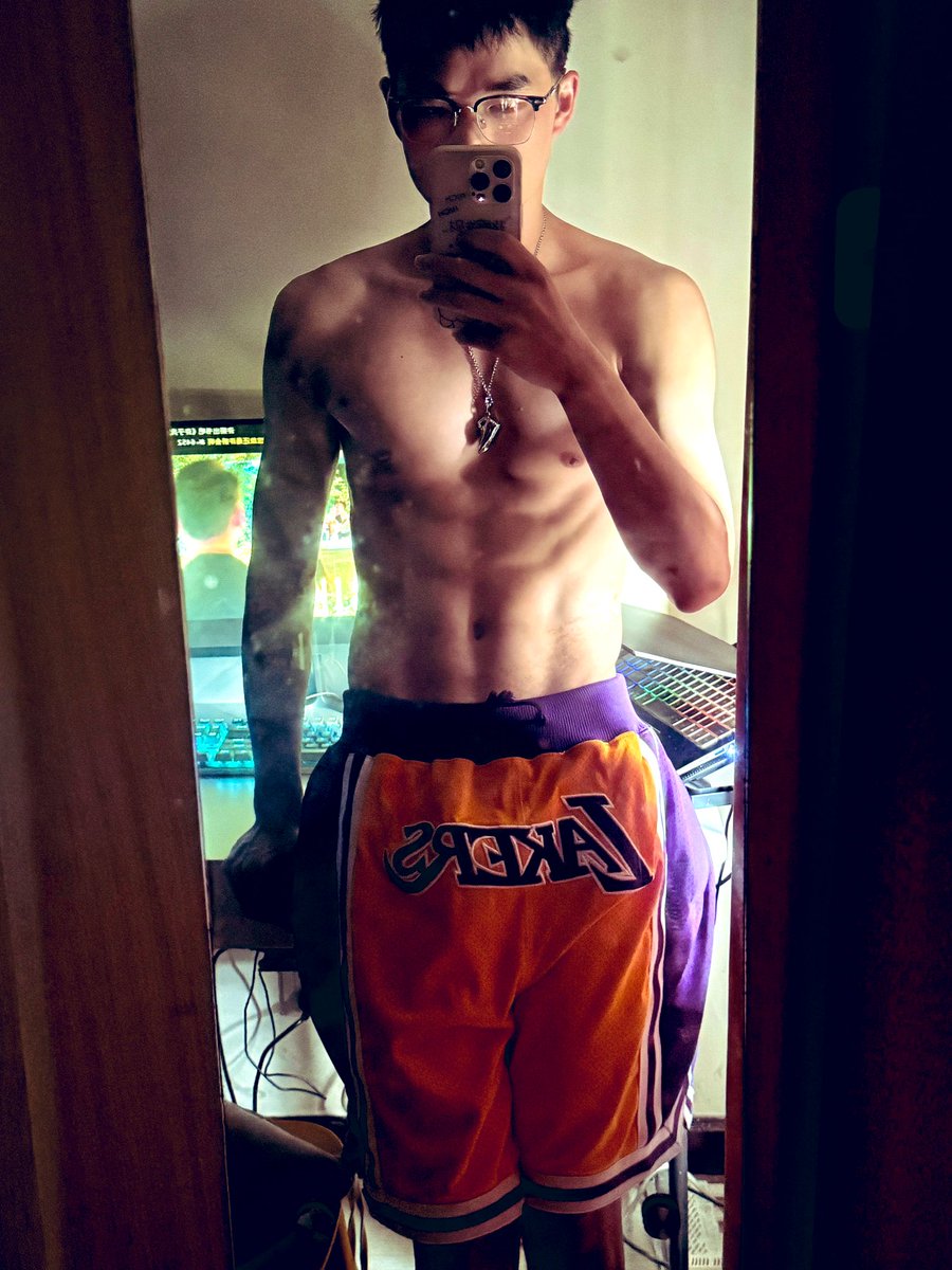 镜子有点脏 
跪下给我擦擦