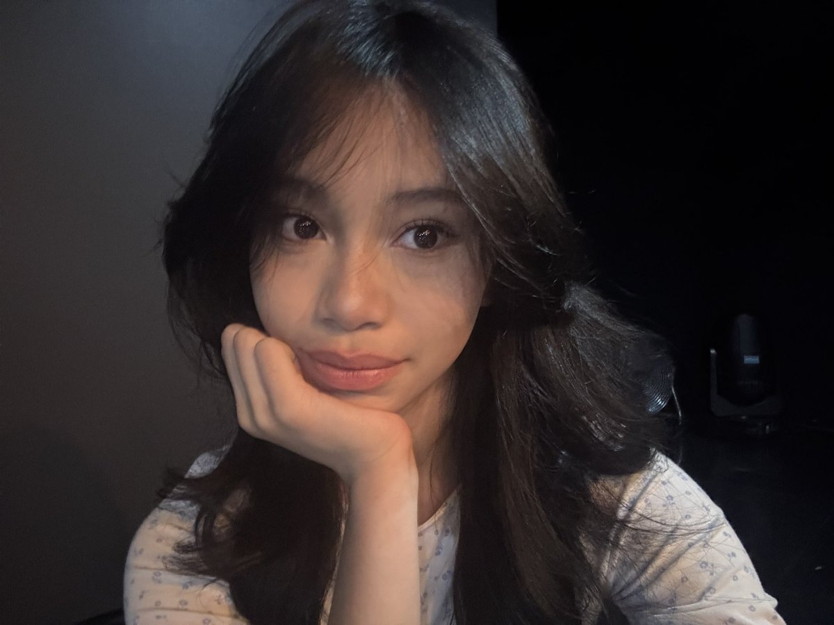 Gendis_JKT48's tweet photo. #GenPict SIAPA HARI INI VC SAMA AKUUU??? mau aku pake baju apa hari inii??? https://t.co/xiuewd5v1s