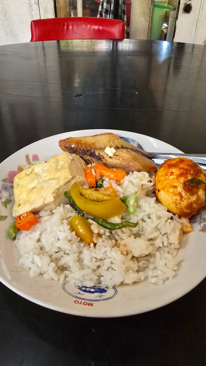 Tiap bingung di kantor makn apa, selalu balik ke menu ini. Rasanya mirip sama buatan alm nenek 🥲
Di Sby nyebutnya kothok'an. Di kalian namanya apa?