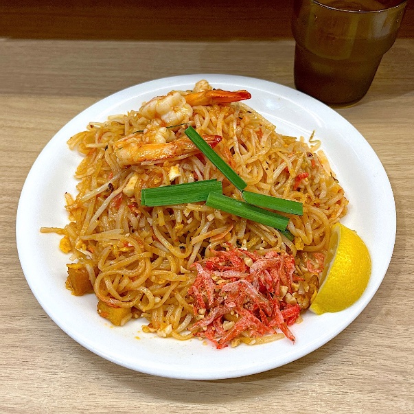 新宿駅構内のバンコク屋台カオサンEAToLUMINE新宿店。今日はパッタイにしたら、量がもりもりでお腹いっぱい😋🦐 #昼ごはん #新宿ランチ