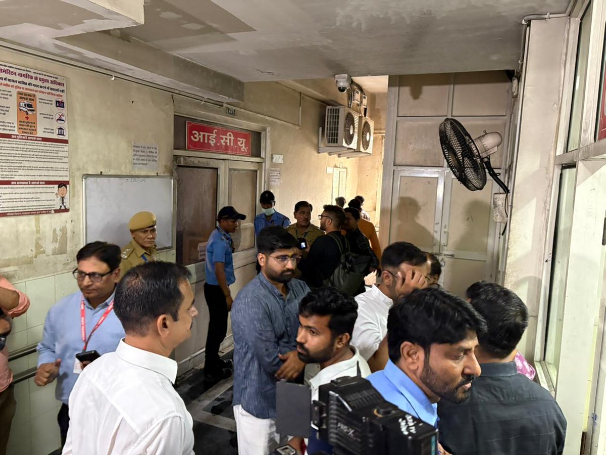 मैं आज सुबह खुद SMS हॉस्पिटल पहुँचा था...
जो देखा, वो दिल दहला देने वाला था 💔
मरीजों की चीखें, परिजनों का रोना और सिस्टम की घोर लापरवाही —
फायर अलार्म बंद, ऑक्सीजन लाइन चालू, और जिम्मेदार सोते रहे!
अब बस एक सवाल — कितनी लाशों के बाद जवाबदेही तय होगी?

#SMSHospitalFire #JaipurT