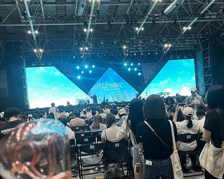 看了朋友的Wendy台場照才發現韓場舞台就是「W」.那我之前到底在看什麼⋯⋯