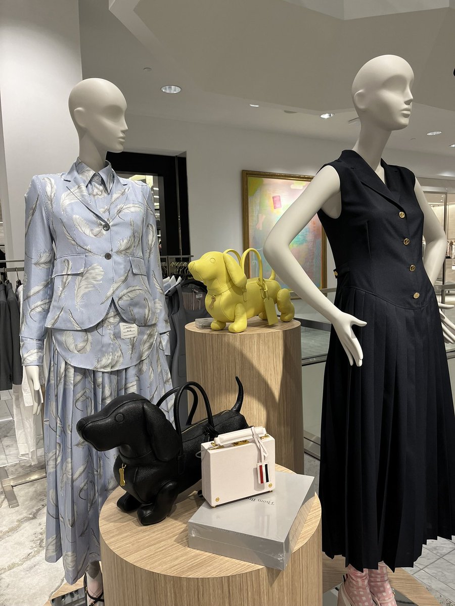 omela_cafe's tweet image. Тем временем в #neimanmarcus дамы с собачками