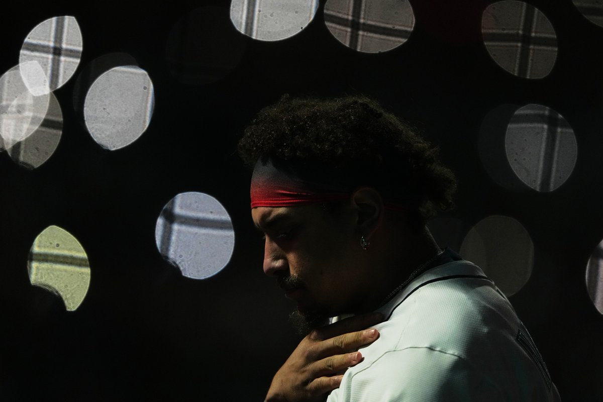 lindseywasson's tweet image. Seattle #Mariners first baseman Josh Naylor walks on the field as lights flash during the ninth inning in Game 2 of baseball&apos;s American League Division Series against the Detroit Tigers, Sunday, Oct. 5, 2025, in Seattle. (AP Photo/Lindsey Wasson)