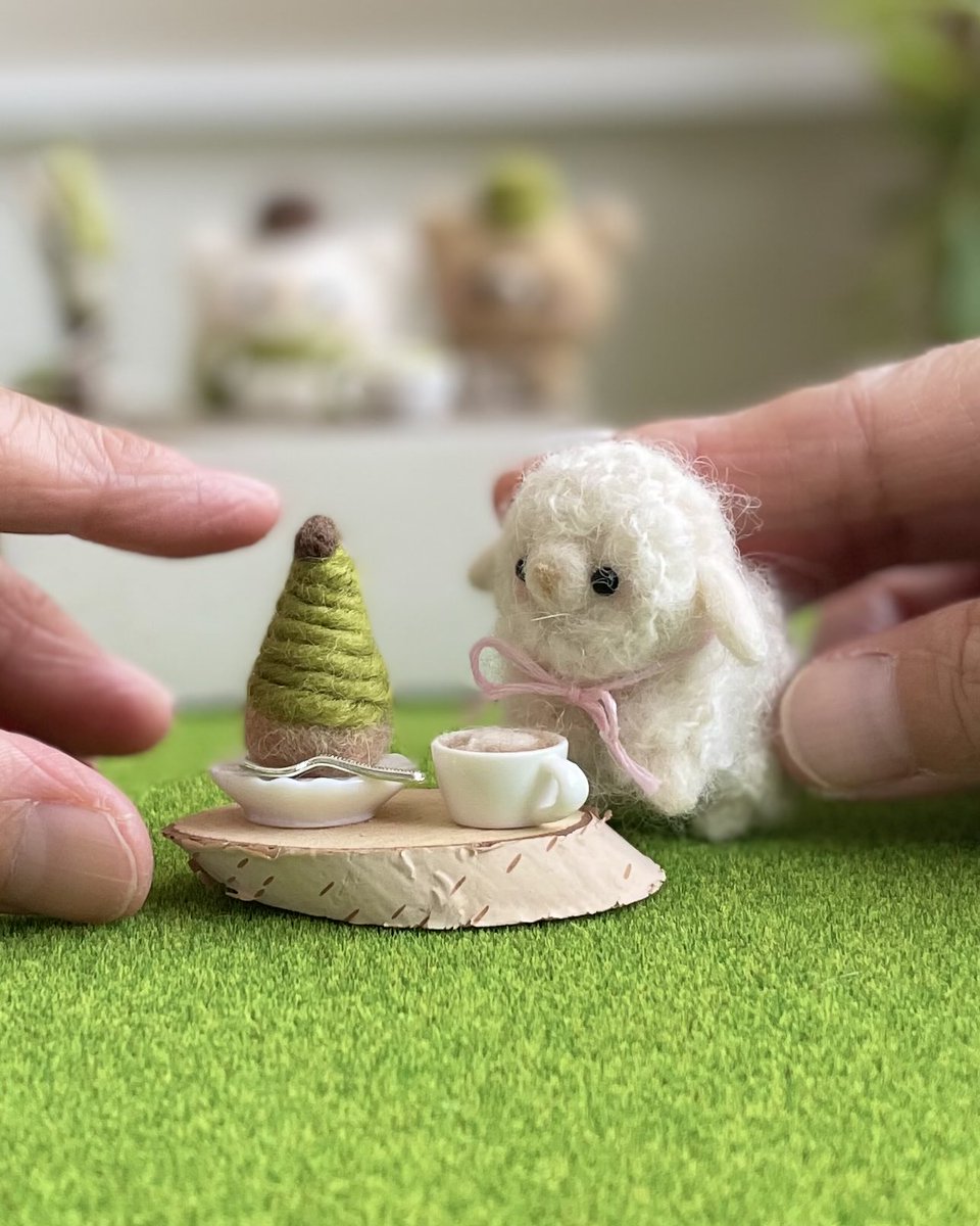 子羊ちゃんと抹茶モンブラン🌿

 #羊毛フェルトヒツジ  #ミニチュアスイーツ