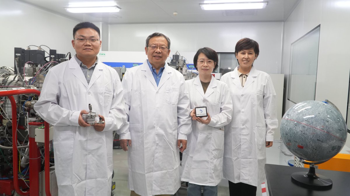 Frontlinestory's tweet image. 🌕 #China Unveils New #Findings from #Change6 Farside Lunar Samples

China's Chang'e-6 mission has revealed that the #Moon's farside mantle is about 100°C colder than the nearside — a first-of-its-kind discovery based on basalt fragments dated 2.8 billion years old.

The