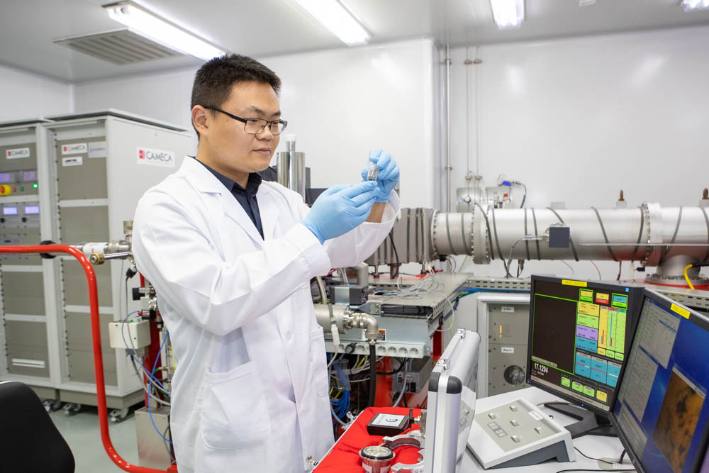 Frontlinestory's tweet image. 🌕 #China Unveils New #Findings from #Change6 Farside Lunar Samples

China's Chang'e-6 mission has revealed that the #Moon's farside mantle is about 100°C colder than the nearside — a first-of-its-kind discovery based on basalt fragments dated 2.8 billion years old.

The