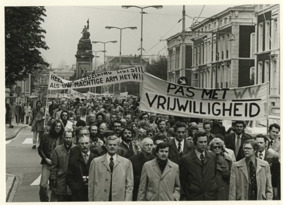 Op 6 oktober 1972 besloot de regering dat meer dan 20.000 Haagse ambtenaren in het kader van het spreidingsbeleid naar Groningen en Limburg moesten verhuizen. In 1975 protesteerden ca. 5000 PTT-ambtenaren tegen gedwongen verhuizing naar Groningen. 1)