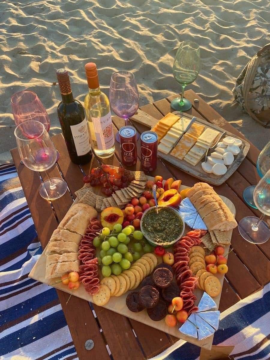Sandy toes and a charcuterie feast 🏖✨