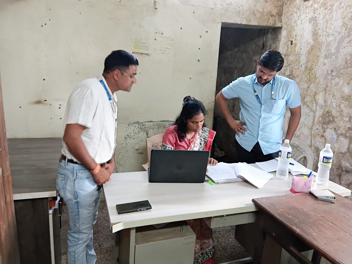 उपविभागीय अधिकारी मा. अंजली शर्मा (IAS) यांनी नवापूर येथील तलाठी कार्यालयांची पाहणी करून कामकाजाचा आढावा घेतला. अधिकारी व कर्मचाऱ्यांना कामात पारदर्शकता, वेग व नागरिकाभिमुख सेवा देण्याच्या सूचना दिल्या.

#Nandurbar #Navapur #TalathiOffice #GoodGovernance #DistrictAdministration