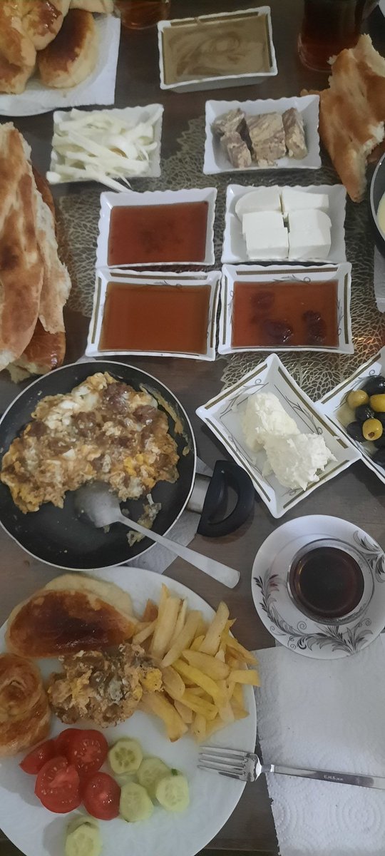 Günaydınlar herkese mis gibi evde kahvaltı hadiiii  herkese yapsın buyrun 💞💞😍😇☕️☕️🙋🏻‍♀️