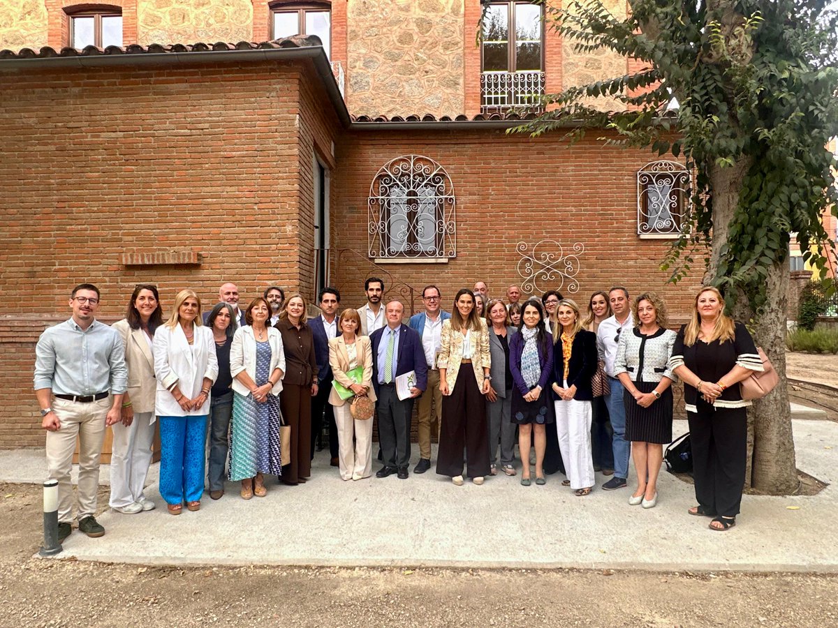 <a href="/DanielMorcillo7/">Daniel Morcillo</a> asistió a la jornada de trabajo del Grupo de Respuesta Nacional de Familia de <a href="/vox_es/">VOX 🇪🇸</a>, donde se presentó un Plan Integral de Apoyo a la Familia.

📉 Desde VOX no vamos a fiar, como hace el bipartidismo, la solución al invierno demográfico a la importación masiva