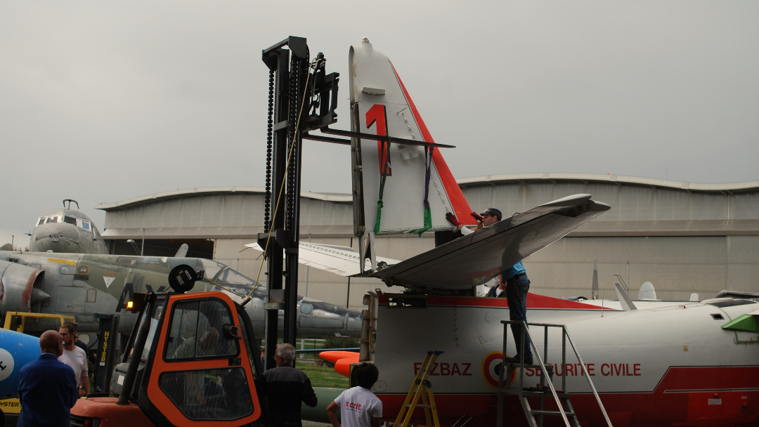 AATLSE31's tweet photo. 🚀 Cette semaine aux #AilesAnciennesToulouse, un programme chargé en préparation du #WeekEndAuxAiles !
🛩️ Le #TrackerT01 a retrouvé son plan horizontal et sa dérive avant de regagner le hangar. https://t.co/YQWdT4NHUp
