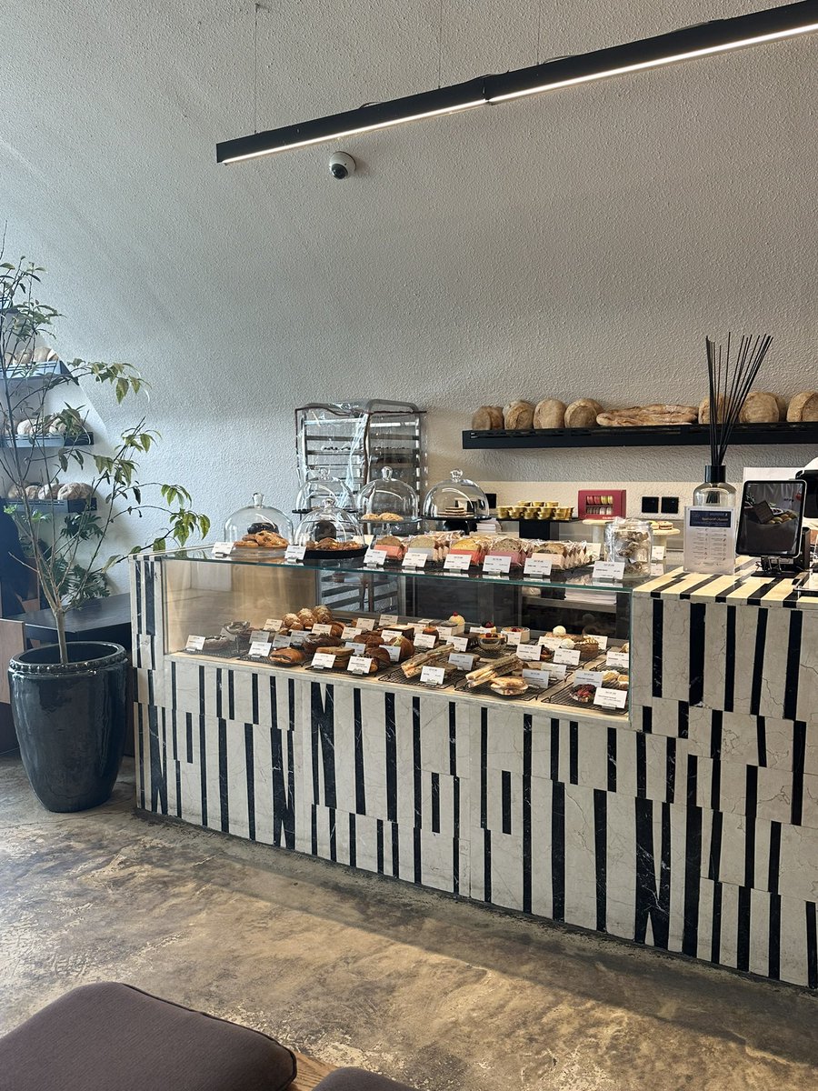 OUT OF LINE Bakery &amp; Coffee roasters
بيكري وقهوة اوت اوف لاين

حي التخصصي،،جلسات داخليه وخارجية،،المكان رايق وهادي 

كروسون البيض والجبن
ساوردو جرانولا الفول السوداني
قهوة اليوم