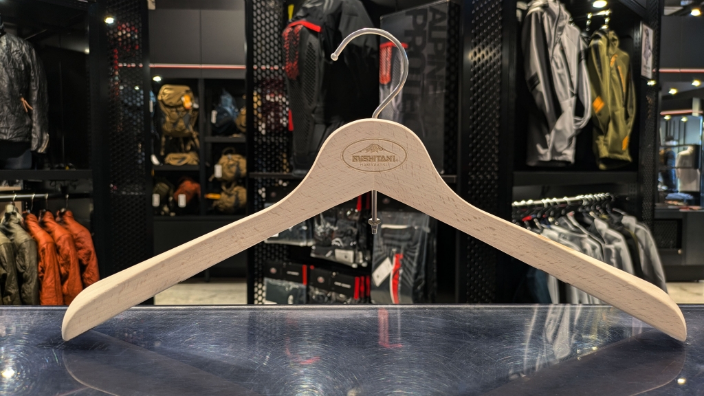 クシタニ kushitani ジャケット用木製ハンガー パンツ用木製ハンガー 木製ハンガーありますよ：KUSHITANI 清水店 | KUSHITANI