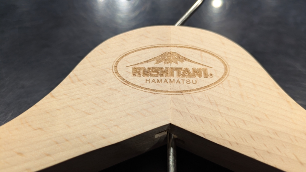 クシタニ kushitani ジャケット用木製ハンガー パンツ用木製ハンガー KUSHITANI ONLINE on X: 