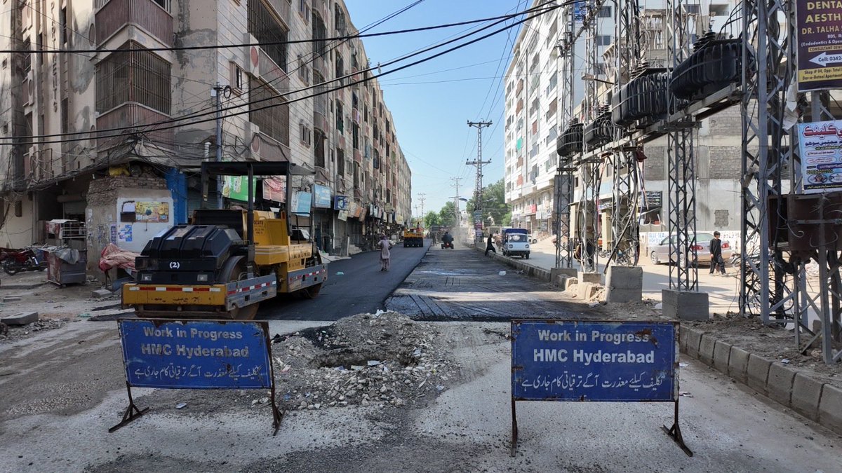 buriroGM's tweet photo. With the efforts of Mayor Hyderabad @KashifShoroPPP, HMC has started repairing the main road in Gulistan-e-Sajjad. Construction of the asphalt road is currently under way. #HMCWork https://t.co/ikuqj262tU