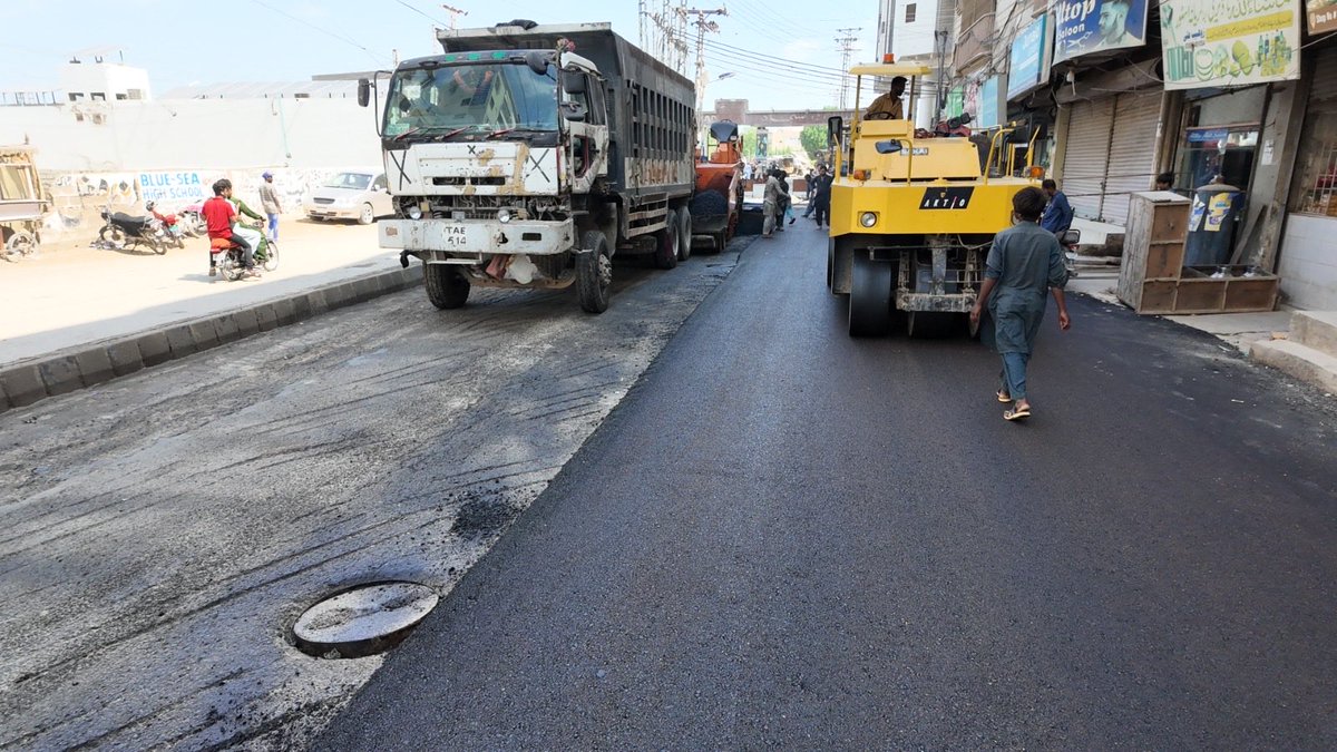 buriroGM's tweet photo. With the efforts of Mayor Hyderabad @KashifShoroPPP, HMC has started repairing the main road in Gulistan-e-Sajjad. Construction of the asphalt road is currently under way. #HMCWork https://t.co/ikuqj262tU