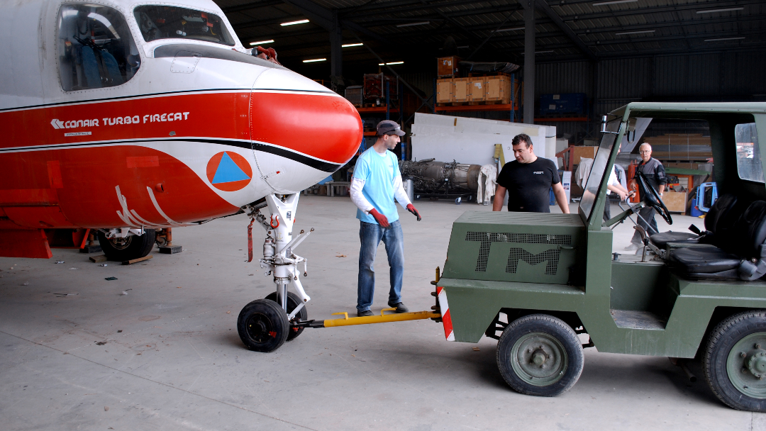 AATLSE31's tweet photo. 🚀 Cette semaine aux #AilesAnciennesToulouse, un programme chargé en préparation du #WeekEndAuxAiles !
🛩️ Le #TrackerT01 a retrouvé son plan horizontal et sa dérive avant de regagner le hangar. https://t.co/YQWdT4NHUp