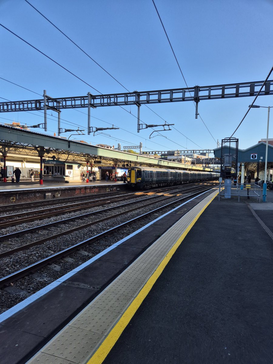 Look at this lovely <a href="/GWRHelp/">GWR</a> train to Cardiff Central that I can't catch because of <a href="/tfwrail/">Trafnidiaeth Cymru Trenau Transport for Wales Rail</a> removal of multiflex and intro of PAYG. Guess I wait here with all the other Newport<>Cardiff commuters who have been penalised with the new ticket system. <a href="/transport_wales/">Trafnidiaeth Cymru / Transport for Wales</a>