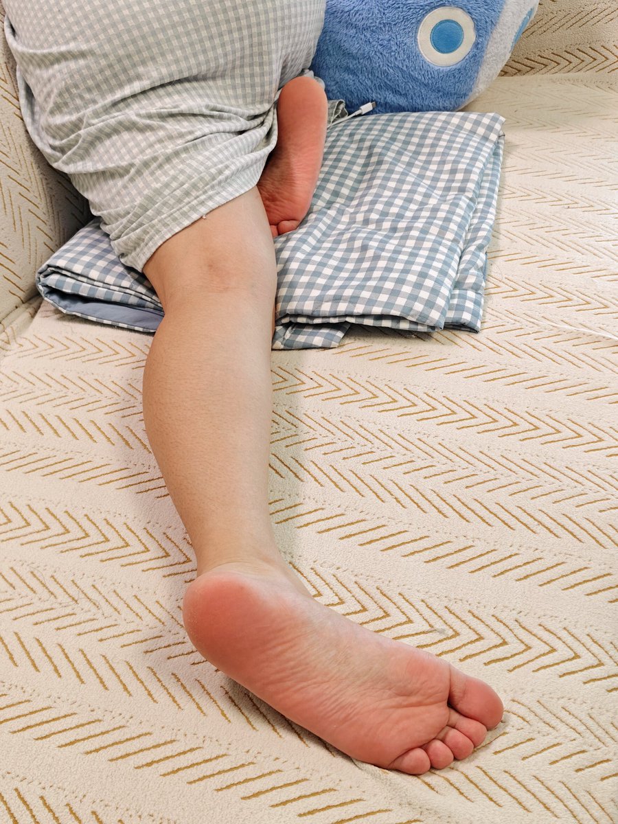 冒个泡
#足 #脚趾 #恋足 #美脚 #凉鞋 #拖鞋 #裸足 #足底 #足控 #挠脚心 #挠痒痒 #tk #tickling #足控 #玉足 ＃嫩足 #美脚 #脚底 #足交 #投稿 #反差 #玉足服侍 #脚控 #足底 #淫妻 #女友 #女友玉足 ＃女友嫩足