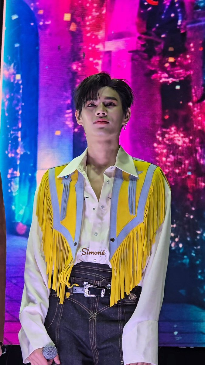 Simone_Perales's tweet photo. A very handsome guy visited Mexico, and I was in the front row to see him.  🇲🇽✨️
[@milk2may , #Milk2may]

#PitbabeLevelUpFMinMX https://t.co/PInlc6f9VK