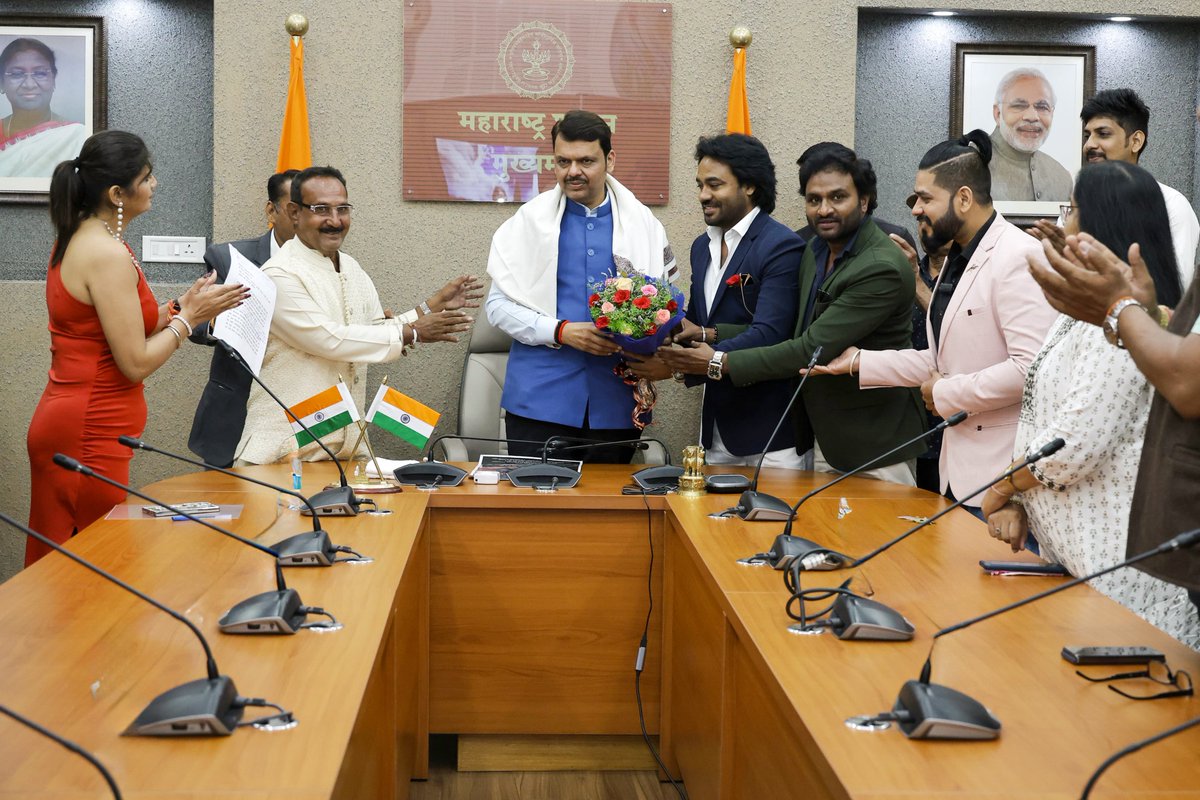 Devendra_Office's tweet image. मुख्यमंत्री देवेंद्र फडणवीस यांनी नागपूर येथील शासकीय निवासस्थानी प्रेम धिराल यांच्याद्वारे दिग्दर्शित &apos;तूफान - एक नशा&apos; या चित्रपटाचा ट्रेलर लाँच केला. यावेळी या चित्रपटाचे कलाकार व अन्य मान्यवर उपस्थित होते.

(5-10-2025📍नागपूर)
#Maharashtra #DevendraFadnavis #Nagpur