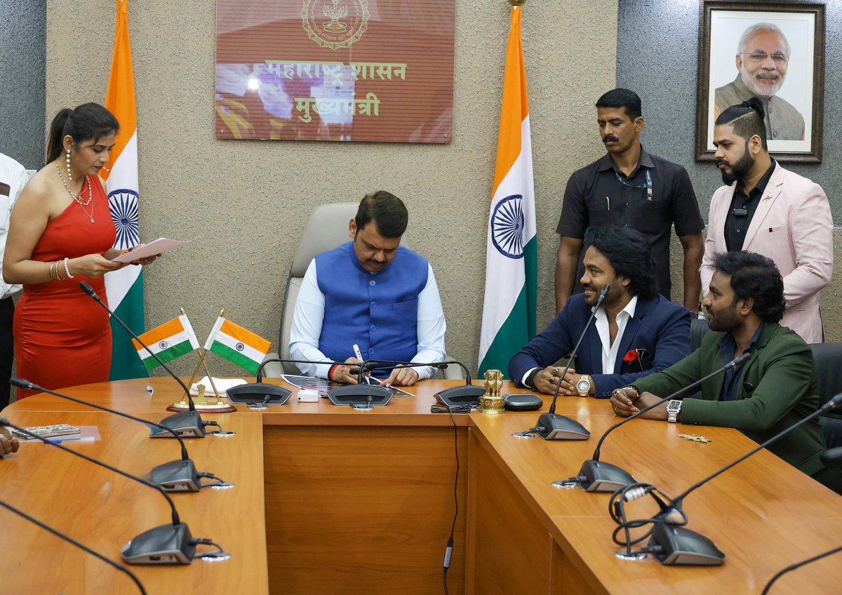 Devendra_Office's tweet image. मुख्यमंत्री देवेंद्र फडणवीस यांनी नागपूर येथील शासकीय निवासस्थानी प्रेम धिराल यांच्याद्वारे दिग्दर्शित &apos;तूफान - एक नशा&apos; या चित्रपटाचा ट्रेलर लाँच केला. यावेळी या चित्रपटाचे कलाकार व अन्य मान्यवर उपस्थित होते.

(5-10-2025📍नागपूर)
#Maharashtra #DevendraFadnavis #Nagpur