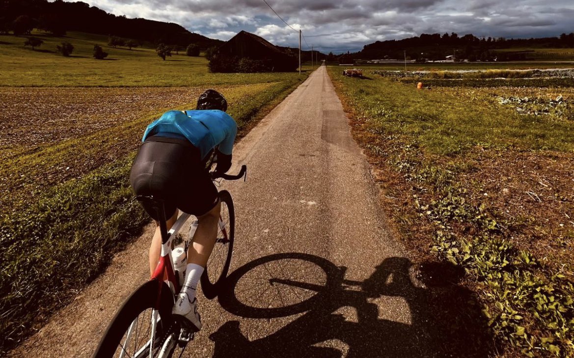 pablocabeza's tweet photo. Cada vez más de moda y cada vez más en contra.

De qué hablamos??

✅ “Los programas de entrenamiento”

➡️”Entrena para tal prueba con mi programa de 18 semanas” Falacia.

✅Se entrena durante años para crear, consolidar adaptaciones y crear algunas nuevas.

✅ Las verdaderas mejoras se consiguen después de 10 años de entto sistemático.

✅ Si piensas que entregándote 10/12/18 semanas a un sistema de trabajo particular, al que no estás adaptado, vas a conseguir tu mejor versión , estás absolutamente equivocado.

✅ No seré yo quien diga que no puedes mejorar. Pero piensa a costa de qué. Y “mejorar” nunca significa alcanzar lo mejor de ti mismo.
