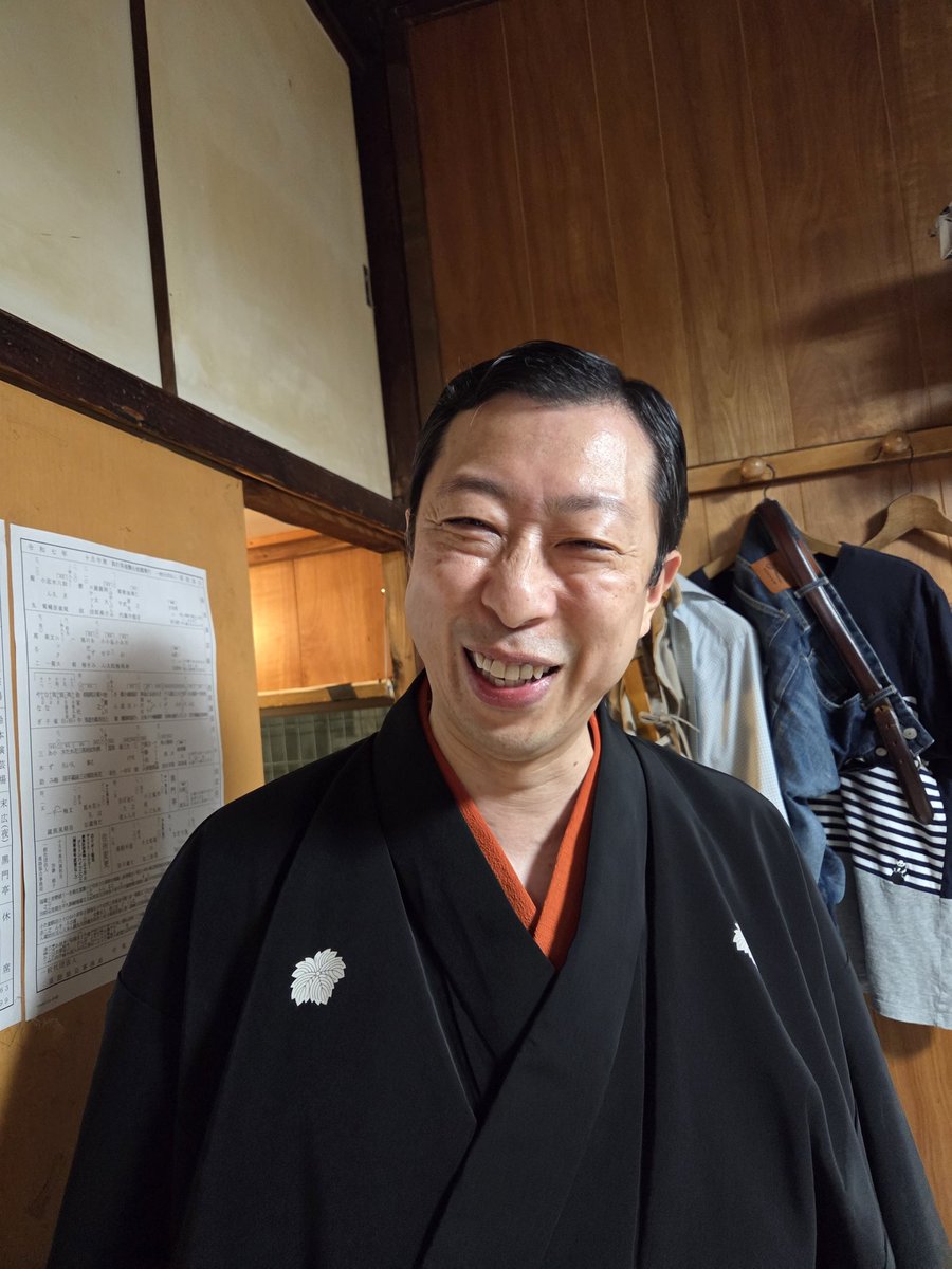 末廣亭五日目❗主任馬雀師匠🎵
名前を言うとき、朝雀師匠になっちゃいました。こめんなさい。反省！
楽屋もたのしいです。フフフ