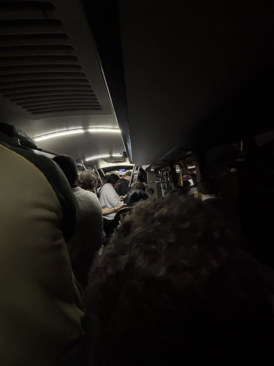 natfram's tweet photo. Així anava el bus de les 6:30h de #moventis  com cada dia  per l’autovia #busmatarobarcelona  Voleu possar mes servei @MoventisInfo. https://t.co/6rpxtoIzev