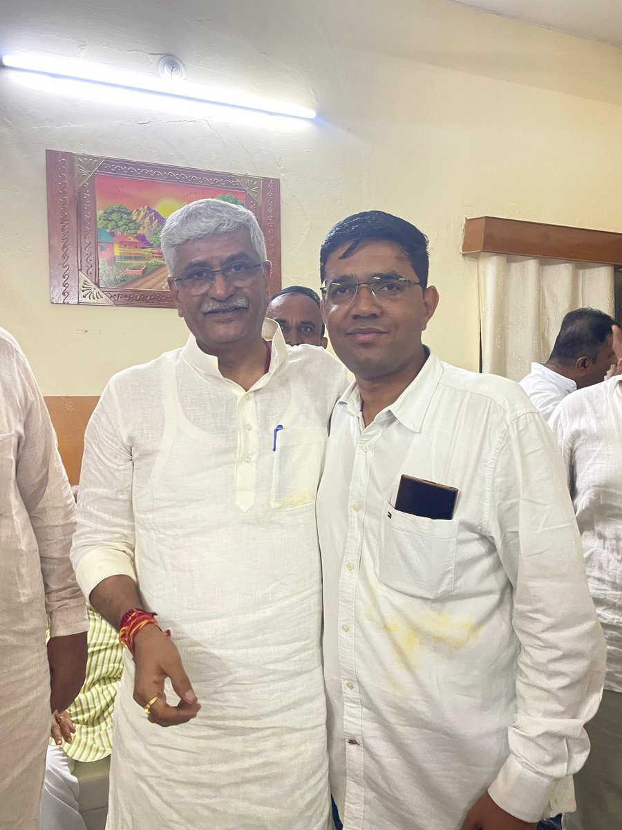 NarpatRajBarmer's tweet image. बाड़मेर सर्किट हाऊस मे गतदिवस श्री गजेंद्रसिंह जी शेखावत जोधपुर सांसद व केंद्रीय पर्यटन, सांस्कृतिक केबिनेट मंत्री भारत सरकार का मिलकर स्वागत अभिनन्दन किया! 
#Barmer #Circuit #House
@gssjodhpur