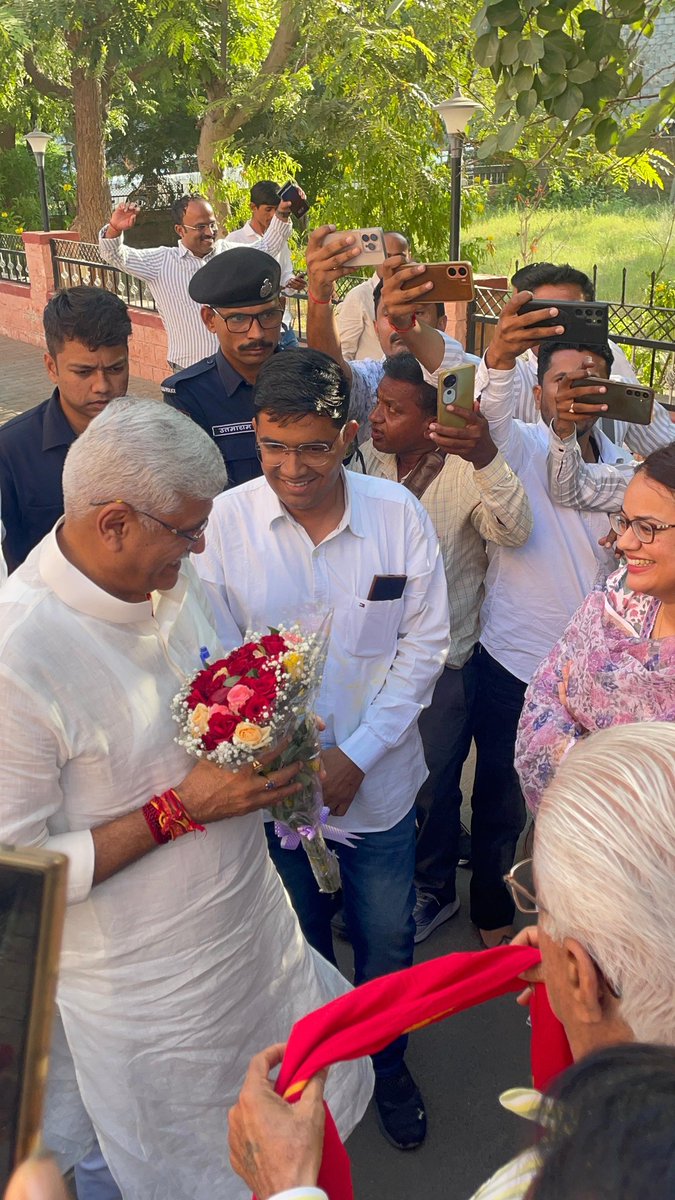 NarpatRajBarmer's tweet image. बाड़मेर सर्किट हाऊस मे गतदिवस श्री गजेंद्रसिंह जी शेखावत जोधपुर सांसद व केंद्रीय पर्यटन, सांस्कृतिक केबिनेट मंत्री भारत सरकार का मिलकर स्वागत अभिनन्दन किया! 
#Barmer #Circuit #House
@gssjodhpur