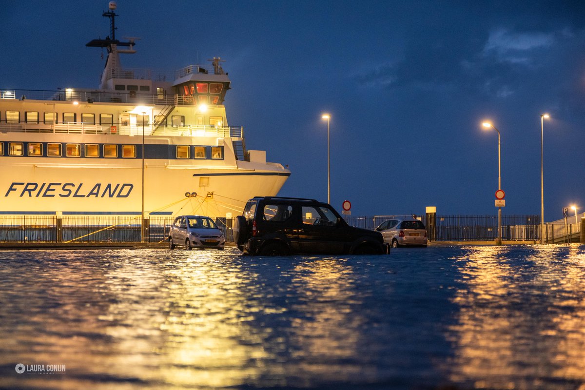 Hoogwater op #Terschelling gisterochtend! Op tijd uit bed en een rondje haven gedaan met de camera, blijft elke keer weer bijzonder om te zien. 💨🌊 #hoogwater #StormAmy #RederijDoeksen