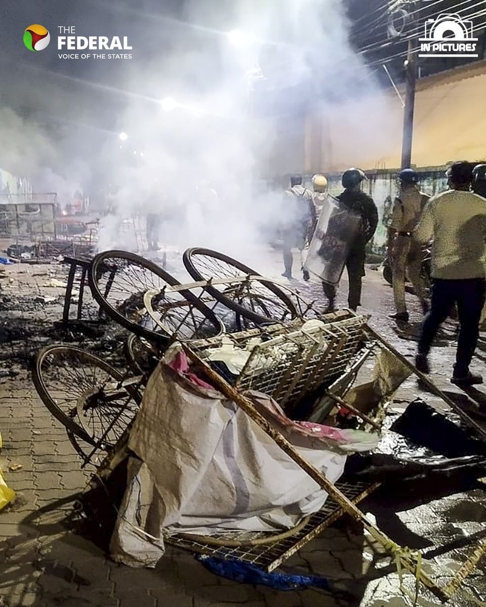 TheFederal_News's tweet photo. IN PICTURES | Fresh violence in Cuttack that left 25 people injured, prompted the Odisha govt to impose prohibitory orders across 13 police station areas and suspend internet services for 36 hours.
Read more: https://t.co/mvxlLEQzuS
#Cuttack #Odisha #ProhibitoryOrders https://t.co/JTAVgxZJdq